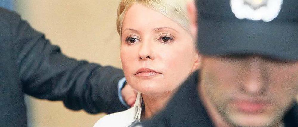 Renitent. Die frühere Regierungschefin Julia Timoschenko Ende Juni bei einer Anhörung vor Gericht. Den Gerichtspräsidenten beschimpfte sie als Hampelmann. Foto: dpa