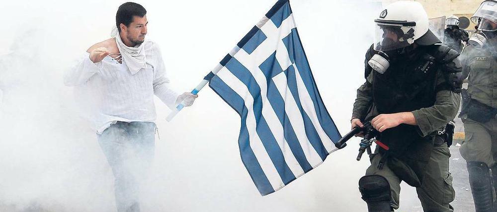 Dicke Luft. Die Griechen sind sauer auf ihre Regierung. Immer wieder kommt es zu Protesten. Dieses Bild entstand beim Generalstreik Ende Juni in Athen. Foto: Orestis Panagiotou/dpa