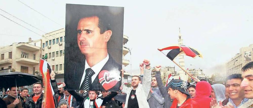 Auch sie gibt es noch. Tausende demonstrierten am Mittwoch in Damaskus für Staatschef Baschar al Assad und gegen den Ausschluss ihres Landes aus der Arabischen Liga. Foto: dpa