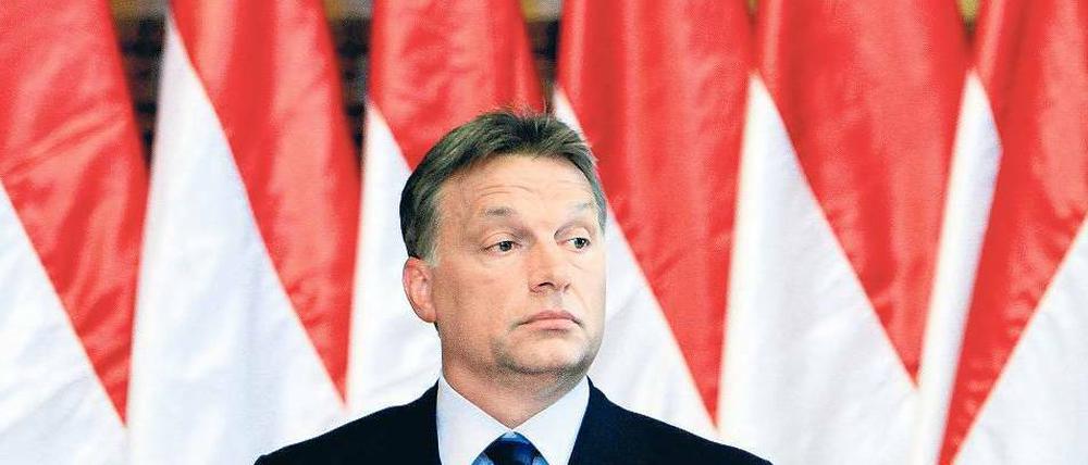 Geschwächt oder unbeeindruckt? Ungarns Ministerpräsident Viktor Orban muss sein umstrittenes Mediengesetz überarbeiten. Seine Partei hat im Parlament eine Zwei-Drittel-Mehrheit – bisher hat er auf Kritik von Oppositionellen und der EU darum nicht viel gegeben. Foto: Bernadett Szabo/Reuters