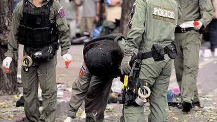 Explosionen. Thailändische Polizisten untersuchen den Tatort in Bangkok. Foto: AFP
