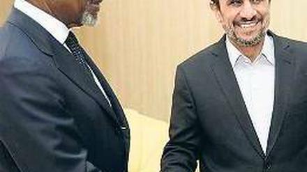 Freundlicher Handschlag. Der UN-Sondergesandte für Syrien, Kofi Annan, bemühte sich bei Irans Präsident Mahmud Ahmadinedschad vergeblich um Druck auf Assad. Foto: dpa