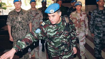 Die Vorhut: Der marokkanische Oberst Ahmed Himmiche verlässt mit Mitgliedern seines UN-Teams, das bisher 15 Personen umfasst, das Hotel in Damaskus. Foto:Khaled al Hariri/rtr