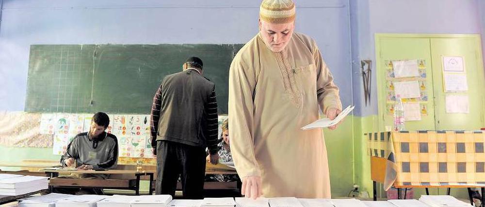 Stimmabgabe in einem Armenviertel in der Stadt Oran. Die Wahlbeteiligung lag offiziell mit 43 Prozent höher als erwartet, viele Beobachter bezweifeln das. 