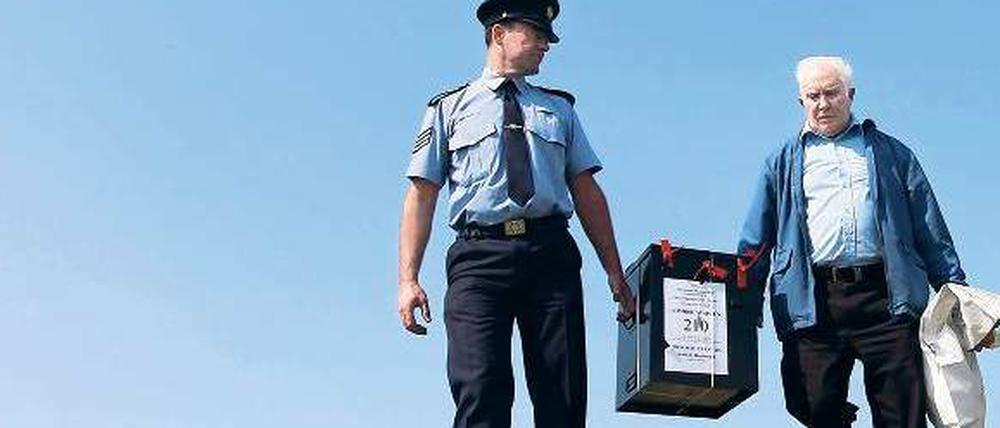 Tage der Entscheidung. Auch auf der kleinsten Insel wird gewählt. Polizist und Wahlhelfer trugen die Urne schon am Montag zum einzigen Bewohner von Inishfree.