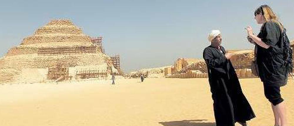 Einzelbetreuung. Die Touristen trauen dem Frieden und dem neuen Präsidenten nicht. Eine Frau lässt sich in Sakkara eine Pyramide erklären. Die meisten Hotels bleiben aber leer. 