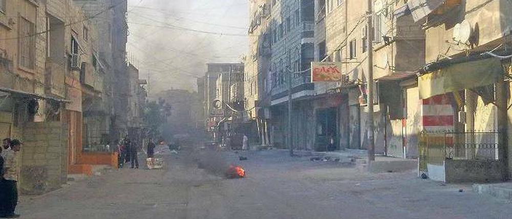 Flammender Protest. Demonstranten wie hier im Damaszener Vorort Tadamon zünden Autoreifen an. Der dunkle Rauch soll den Rebellen Schutz geben.Foto: Reuters