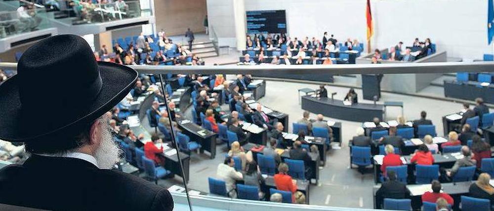 Als Reaktion auf ein Gerichtsurteil hatte sich der Bundestag mit breiter Mehrheit dafür ausgesprochen, das Recht auf rituelle Beschneidungen gesetzlich zu regeln