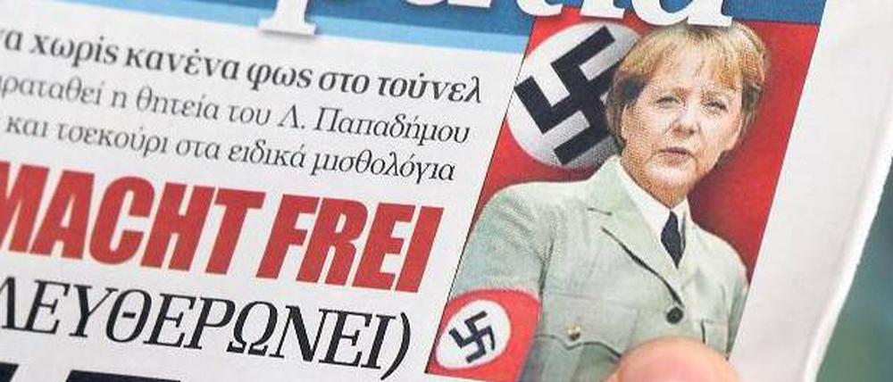 Im Nazi-Look. In einer rechtsgerichteten griechischen Tageszeitung wird Bundeskanzlerin Angela Merkel mit den deutschen Besatzern während des Zweiten Weltkriegs verglichen.