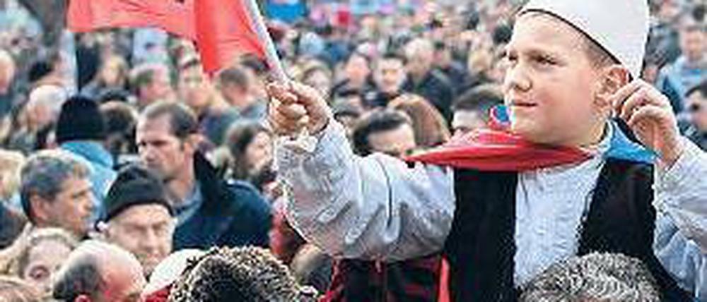Freiheit feiern. Albaner bejubeln Kosovos künftige Souveränität. Foto: dpa
