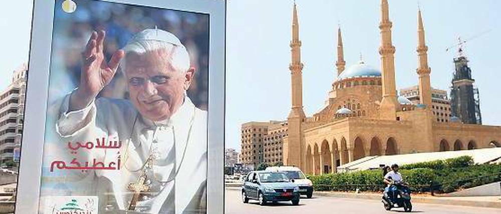 Hoher Besuch. Auf den großen Boulevards in Beirut wird Benedikt XVI. schon mit vielen Plakaten willkommen geheißen. Foto: dapd