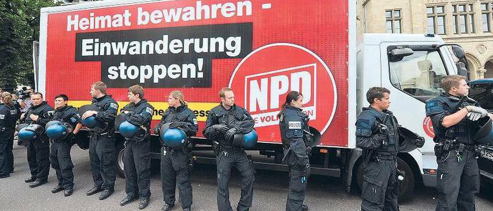 Wer gegen wen? Im August beschützten Polizisten einen Lastwagen der NPD, jetzt aber droht der rechtsextremen Partei ein neues Verbotsverfahren.
