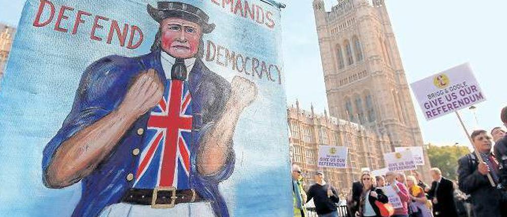 Feindbild Europa. Demonstranten vor dem Unterhaus in London berufen sich in ihrem Protest gegen die Europäische Union auf das nationale Symbolbild des John Bull.