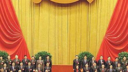 Generationswechsel. Bei der Abschlusszeremonie in der Großen Halle des Volkes in Peking steht die Führungsriege der Kommunisten auf.