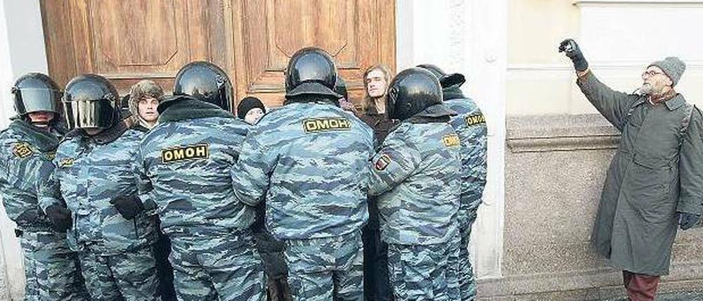 Mit aller Macht: Russische Sicherheitskräfte gehen am Tag nach der Präsidentenwahl gegen Demonstranten vor. 