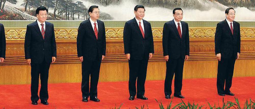 Amtsantritt. Die neuen Mitglieder des Ständigen Ausschusses des Politbüros zeigen sich in Pekings Großer Halle des Volkes – in der Mitte Generalsekretär Xi Jinping. Foto: Vincent Yu/dapd