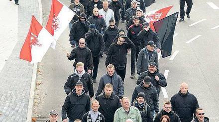 Noch zeigen sie Flagge. Erst vor wenigen Tagen marschierten rund 150 Anhänger der rechtsextremen NPD in Frankfurt (Oder) auf. Foto: Bernd Settnik/dpa