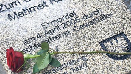 Mahnmal. In den meisten Städten der Neonazi-Mordserie sind mittlerweile Gedenksteine für die Opfer aufgestellt worden, wie hier in Dortmund in Erinnerung an Mehmet Kubasik. Foto: dpa