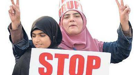 Gegen Korruption und für Reformen demonstrieren auch diese Frauen.Foto: dpa