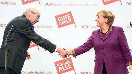 Neue Nähe. Sommer lobt Merkel für das Nichtantasten von Arbeitnehmerrechten. Die Kanzlerin verspricht dem Gewerkschaftsboss Einsatz gegen Altersarmut. Foto: rtr