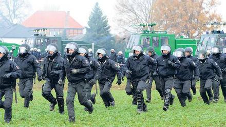 Niedersachsen, November 2010. Eine Lehrstunde der besonderen Art organisierten deutsche Polizisten für Milizoffiziere aus Minsk: Die Gäste durften den Einsatz beim Castor-Transport beobachten. 