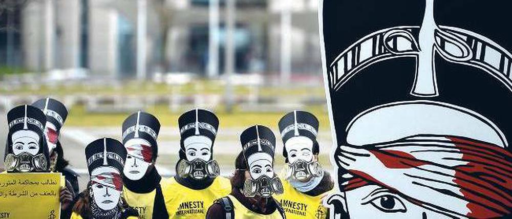 Klare Sprache. Vor dem Kanzleramt hatten Demonstranten Plastikstelen mit dem Gesicht der berühmten Nofretete aufgestellt. 