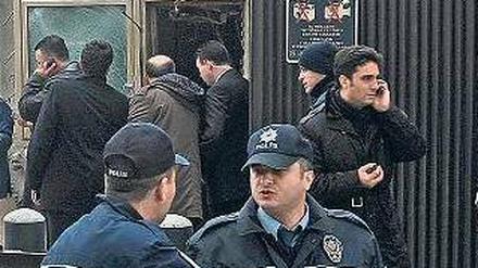 Tatort. Polizeibeamte sichern das Gelände um die US-Botschaft. Foto: dpa