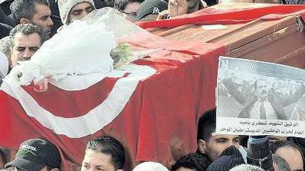Letztes Geleit. Bei der Beerdigung des getöteten Oppositionsführers Chokri Belaid in Tunis wollten rund 50 000 Menschen dabei sein. Foto: Fethi Belaid/AFP