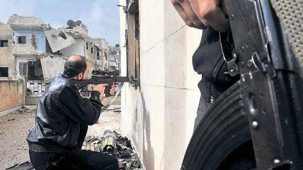 Straßenkampf. Ein Angehöriger der Aufständischen liefert sich in Aleppo ein Gefecht mit Regierungstruppen. Nach Ansicht der Vereinten Nationen haben sich beide Seiten in dem Bürgerkrieg des Mordes und der Folter schuldig gemacht. Foto: Bulent Kilic/AFP