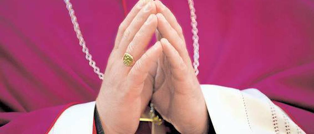 Beten und arbeiten in der Bischofskonferenz. Die deutschen Bischöfe wollen unter anderem die Frauen im Kirchendienst deutlich stärken. Foto: Uwe Zucchi/dpa