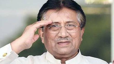 Salut an die Freunde. Es sind nicht viele. Pervez Musharraf am Sonntag. Foto: AFP