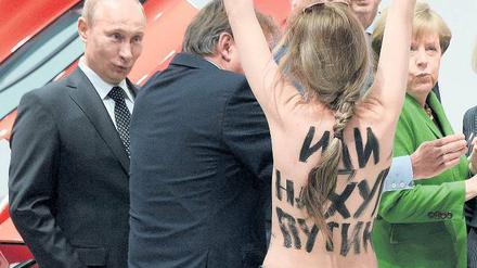 Nackter Protest: Drei Aktivistinnen protestierten auf der Hannover-Messe gegen den russischen Präsidenten Wladimir Putin – der sagte später, die Aktion habe ihm gefallen. Foto: Jochen Lübke/dpa
