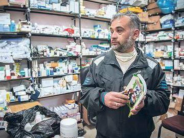 Der Medikamentenschrank sieht gut gefüllt aus. Aber die Arzneien, die am häufigsten gebraucht werden, kann das Untergrundkrankenhaus der syrischen Rebellen oft nicht auftreiben. 