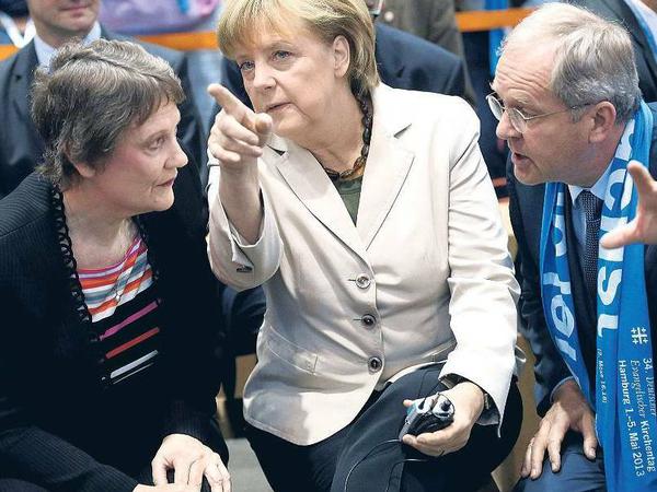 Stelldichein der Prominenz: Neuseelands Ex-Regierungschefin Helen Clark (l.) im Gespräch mit Kanzlerin Merkel und Kirchentagspräsident Gerhard Robbers.