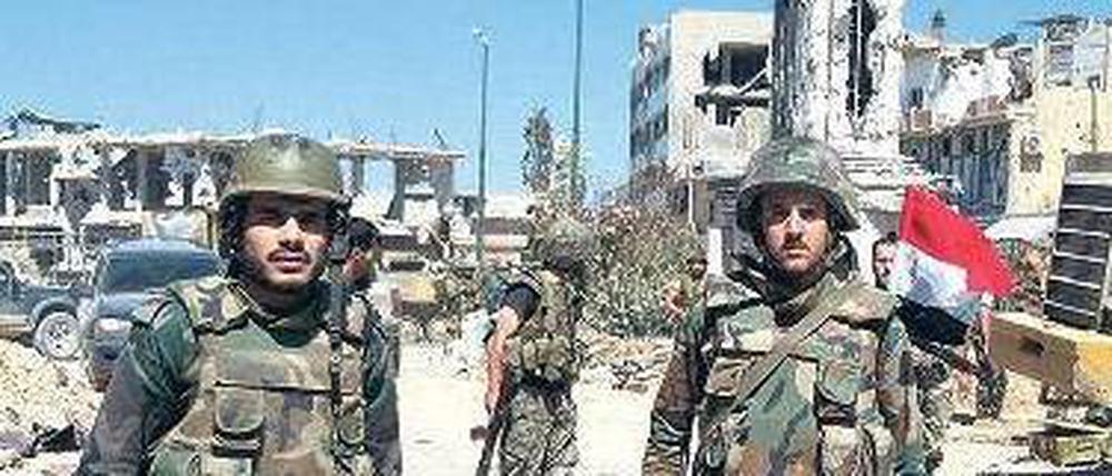 Siegerpose. Soldaten der syrischen Armee auf dem Hauptplatz von Al Kusair. Foto: APF
