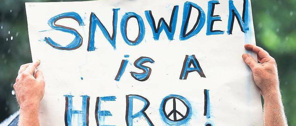 Held der Nation? In New York versammelten sich einige Demonstranten, um Edward Snowden zu unterstützen, der geheime Informationen des US-Nachrichtendienstes NSA an die Öffentlichkeit gegeben hatte. In den Augen mancher ist Snowden ein Kämpfer für Freiheit. In den USA droht ihm jedoch Ärger wegen Geheimnisverrat. Foto: Mario Tama/AFP