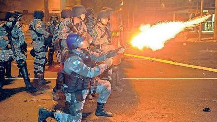 Eskalation. In der Nähe des Maracanã-Stadions in Rio de Janeiro reagierten Polizisten mit einem massiven Einsatz auf den Protest der Demonstranten, die zuvor Steine und Molotowcocktails auf die Beamten geworfen hatten. Bei den Zusammenstößen gab es Verletzte.