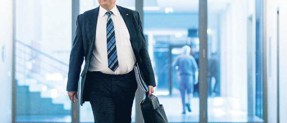 Auf dem Weg. Bundesinnenminister Hans-Peter Friedrich (CSU) vor dem Treffen mit dem Parlamentarischen Kontrollgremium. Foto: Thomas Peter/Reuters