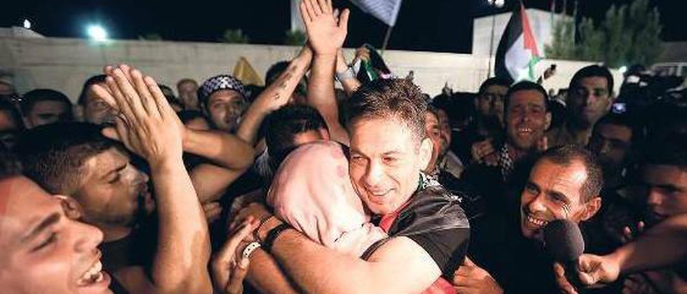 Umjubelte Rückkehr. Nach der Freilassung umarmt ein ehemaliger palästinensischer Gefangener einen Verwandten in Ramallah. Foto: rtr