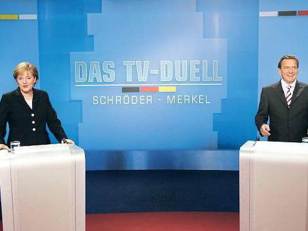 Angela Merkel und Gerhard Schröder, 2005: Anders als Stoiber wollte Merkel nur ein Duell mit dem „Medienkanzler”. Der machte seiner Frau während der Sendung eine Liebeserklärung – was bei den Zuschauern nicht nur gut ankam.
