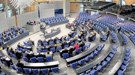Rechenschaft. Die Regierung muss viele Berichte an den Bundestag liefern, manche gehen im Sommer unter. 