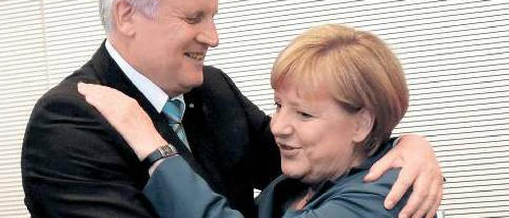Ein Herz und eine Seele: Horst Seehofer und Angela Merkel zeigen sich bei der ersten Fraktionssitzung in Berlin demonstrativ einträchtig. Foto: Reuters