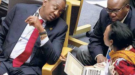 Da herrscht Einigkeit. Kenias Präsident Uhuru Kenyatta (links) hat den Internationalen Strafgerichtshof als „Spielzeug imperialer Kräfte“ bezeichnet. Die AU sieht das ähnlich. Foto: AFP