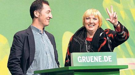 Ein bisschen Abschied: Die bisherige Grünen-Chefin Claudia Roth tritt beim Parteitag nicht wieder an – ihr Kollege Cem Özdemir jedoch will im Amt bleiben. Foto: Wolfgang Kumm/dpa