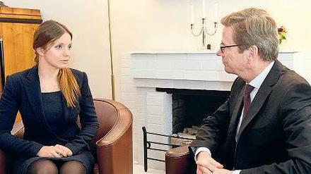 Jewgenija Timoschenko, Tochter von Julia, spricht mit dem deutschen Außenminister Guido Westerwelle. 
