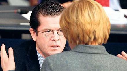 Archivbild. Angela Merkel und Freiherr zu Guttenberg in gemeinsamen Kabinettstagen. Das aktuelle Treffen ergab keine allgemein zugänglichen Bilder – was einiges besagt. 