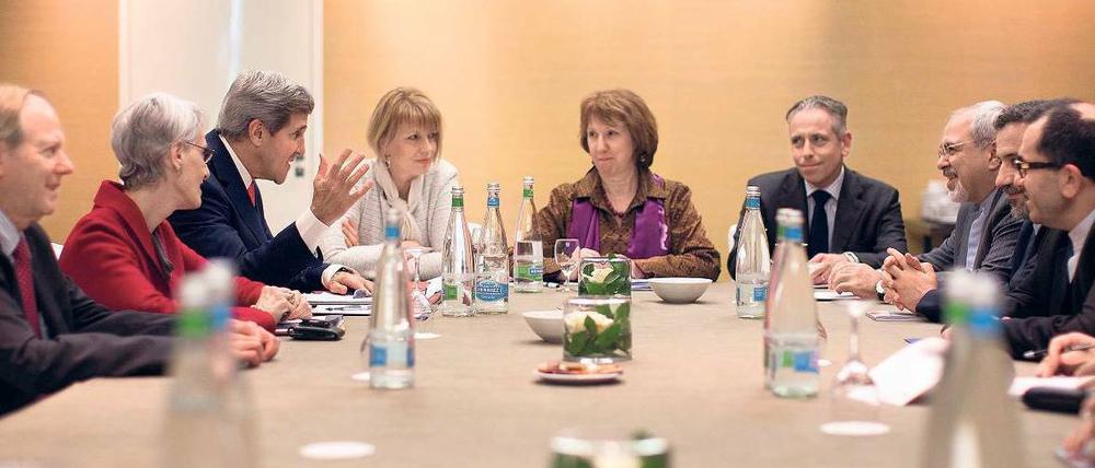 Historisches Foto: US-Außenminister John Kerry im Gespräch mit seinem iranischen Amtskollegen Mohammed Dschawad Sarif (Dritter von rechts) und der EU-Außenbeauftragten Catherine Ashton (Mitte). Nach den Gesprächen sagte Sarif, alle seien „auf derselben Wellenlänge“ gewesen. Foto: Jason Reed/Reuters