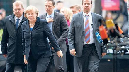 Leise Chefin. Bundeskanzlerin Angela Merkel wollte die Einlassungen ihrer Kollegen nicht kommentieren. Sie wünschte lediglich einen „Guten Morgen“.Foto: Maurizio Gambarini/dpa