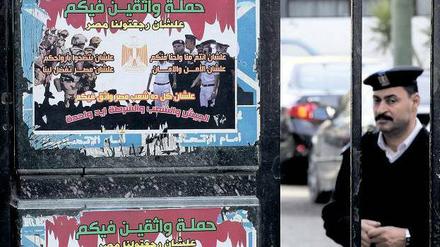 Einheit auf Arabisch. Diese Poster verherrlichen ein angebliches Bündnis von Armee, Polizei und Volk. Foto: Amel Pain/dpa