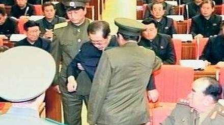 Gedemütigt: Jang Song Thaek (Mitte) wird bei Politbürositzung abgeführt. Foto: Reuters
